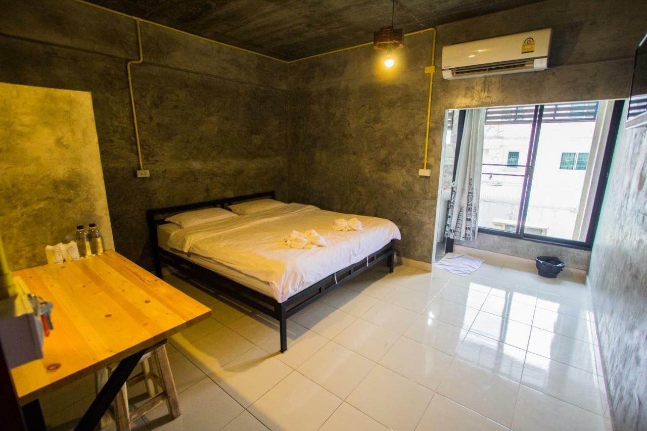 The Sky Loft Hotel Pathum Thani Bagian luar foto