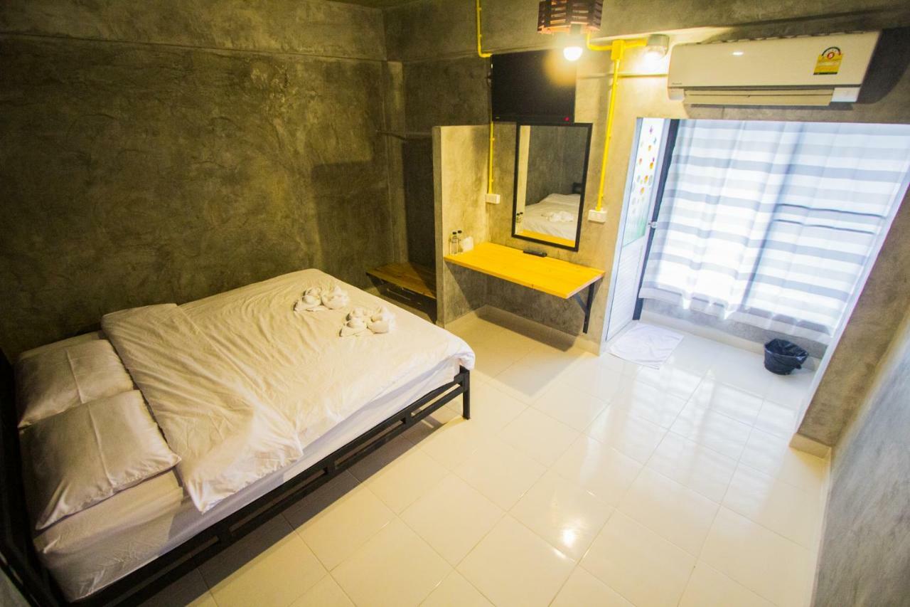 The Sky Loft Hotel Pathum Thani Bagian luar foto