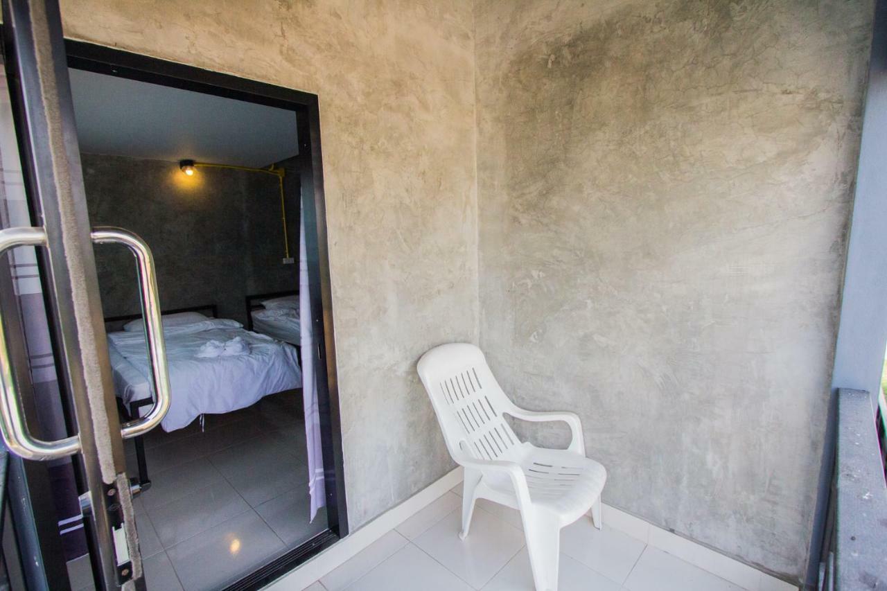 The Sky Loft Hotel Pathum Thani Bagian luar foto