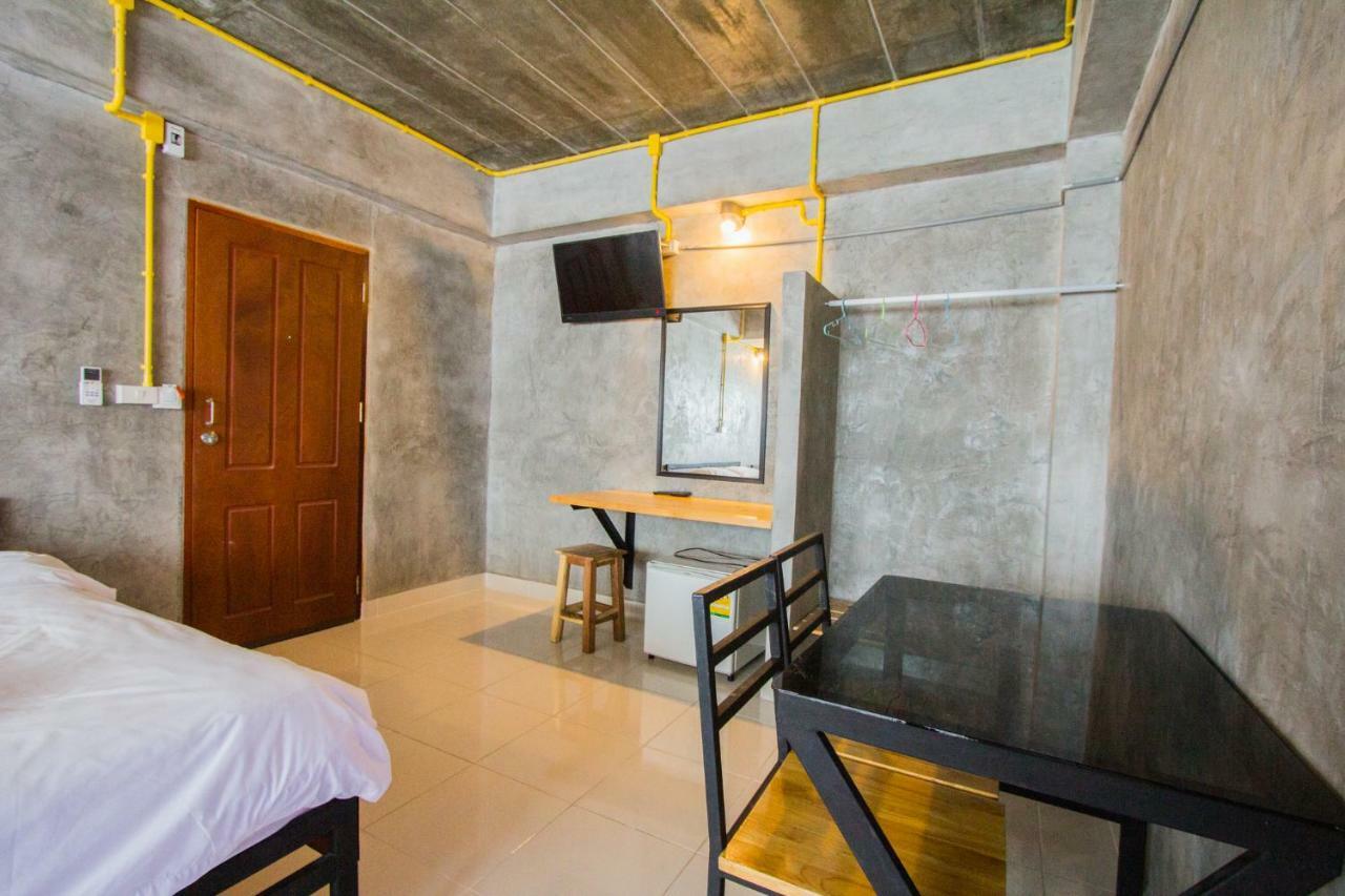 The Sky Loft Hotel Pathum Thani Bagian luar foto