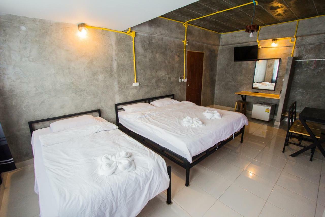 The Sky Loft Hotel Pathum Thani Bagian luar foto