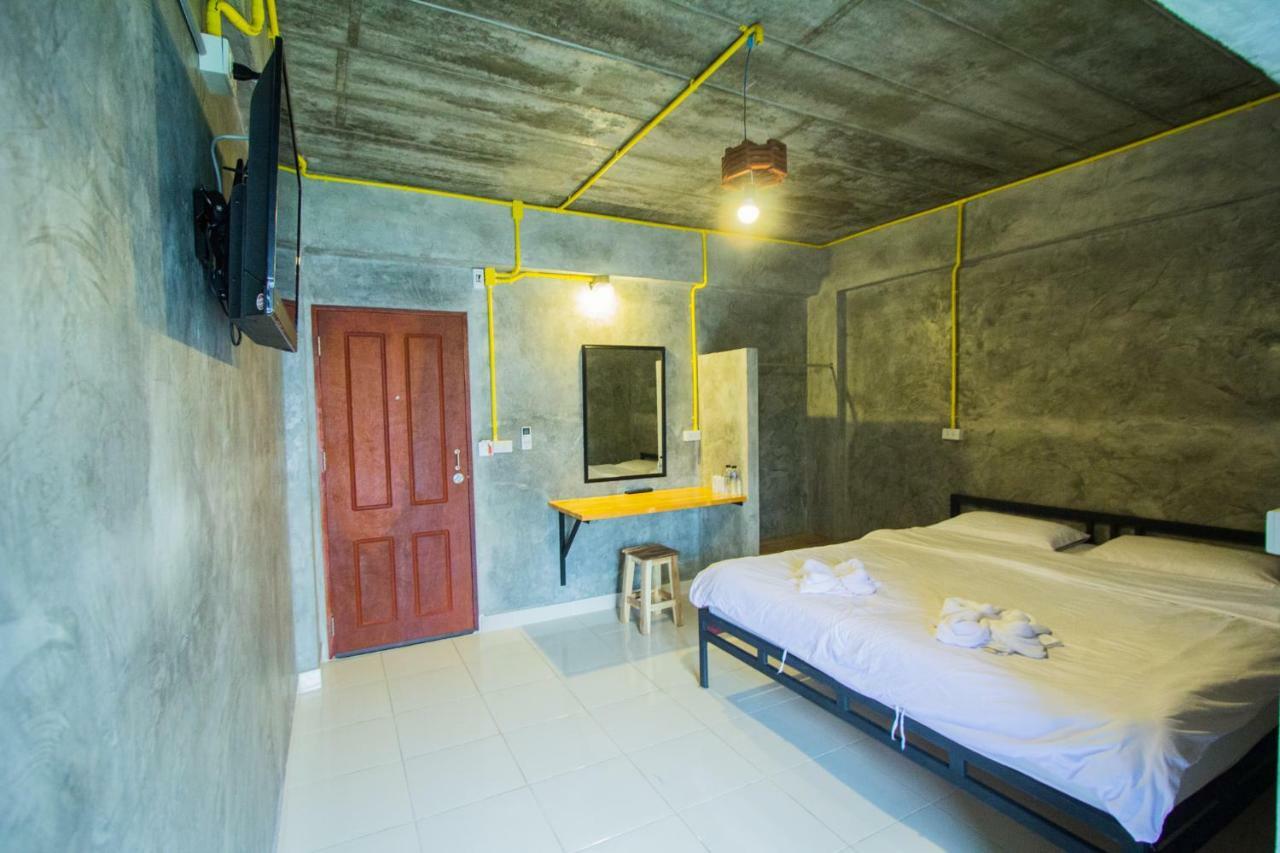 The Sky Loft Hotel Pathum Thani Bagian luar foto